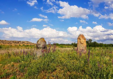 Manzara arkeolojik rezerv taş mezar ya da Rocky Höyük kama Mohyla ya da Melitopo yakınındaki taş mezar. Ukrayna. İskit bir savaşçı heykeli. İskit antropomorfik taş heykel. Bozkır heykeli