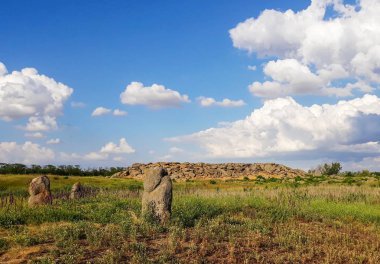 Manzara arkeolojik rezerv taş mezar ya da Rocky Höyük kama Mohyla ya da Melitopo yakınındaki taş mezar. Ukrayna. İskit bir savaşçı heykeli. İskit antropomorfik taş heykel. Bozkır heykeli