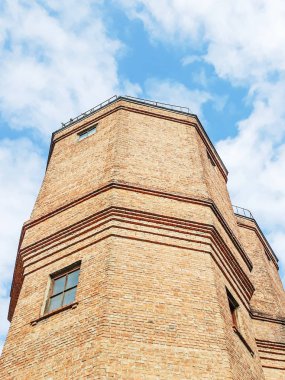 Eski kule mavi arka plan üzerinde. Ukrayna'nın Landmark.