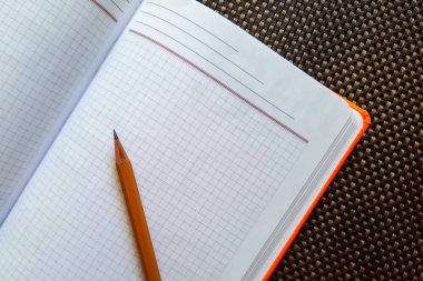 kalem ile gri masa üzerinde açık Notebook, metin için arka plan