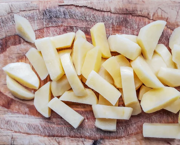 Kartoffeln Schneiden Kartoffelscheiben Auf Holztisch — Stockfoto