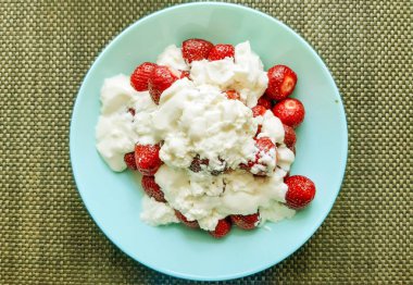 Masa üzerinde plaka yoğurt ile kırmızı strawerry