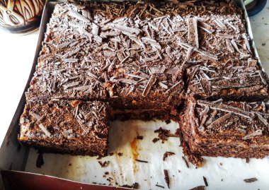 Bir kesim parça ile çikolatalı kek. Kutuda dilimlenmiş lezzetli kek. Çikolata kırıntı ile koyu çikolata Truffle krem kek. Lezzetli tatlı tatlı gıda.