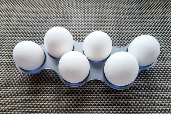 Λευκά Και Καφέ Αυγά Γκρίζο Φόντο Τραπέζι Υφή — Φωτογραφία Αρχείου