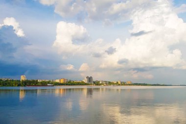 Sity Zaporizhzhya, gökyüzü ve nehir üzerinde bulutlar görünümü. Manzara biraz bulanık. Ukrayna'da Yaz.