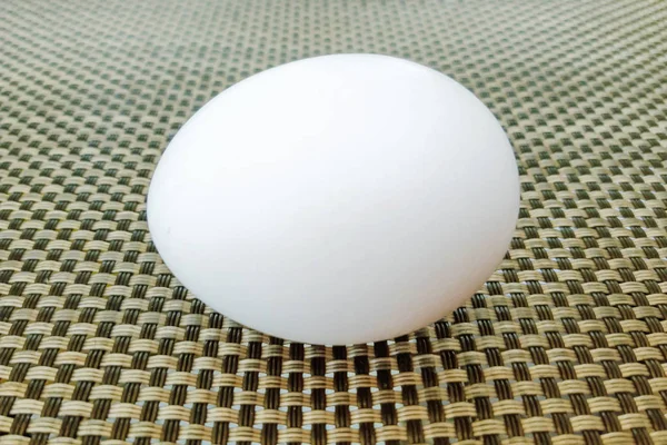 Białe Jajko Szarym Tle Stół Teksturą — Zdjęcie stockowe