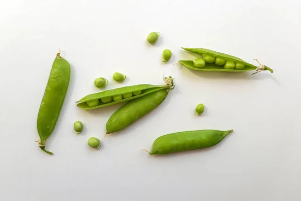 灰色背景上的绿豌豆 农贸市场 新鲜有机食品 — 图库照片