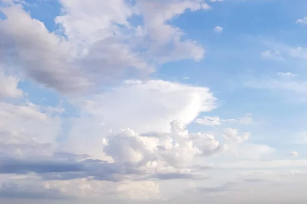 Φόντο Μπλε Ουρανός Λευκά Σύννεφα — Φωτογραφία Αρχείου