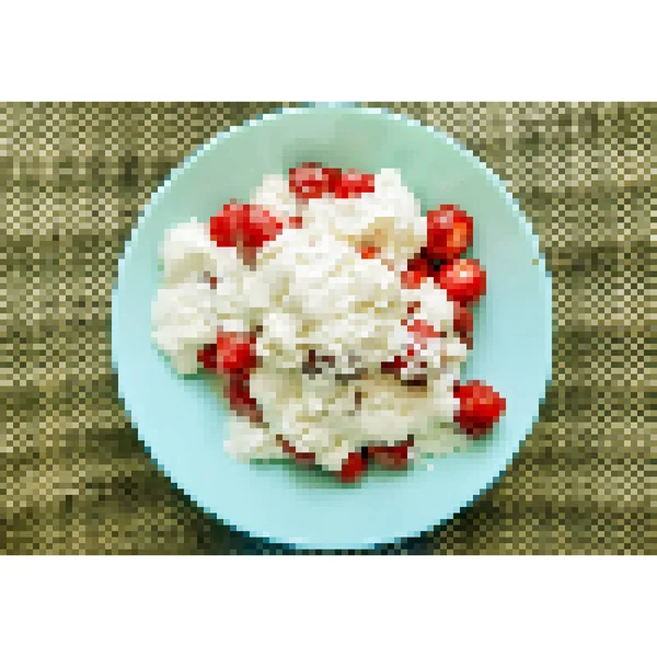 草莓与酸奶在一个盘子 像素矢量插图 — 图库矢量图片