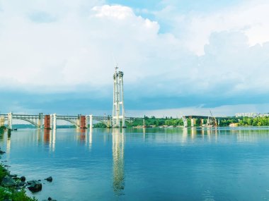 Zaporizhia, altın bir parıltı bir köprü inşaatı - bir fırtına önce etkisi