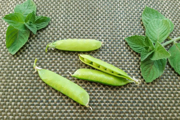 绿色豌豆 灰色背景上的薄荷 农贸市场 新鲜有机水果 — 图库照片