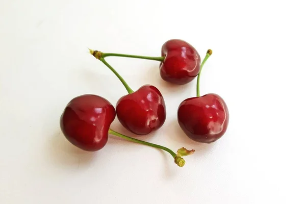 Mazzo Ciliegie Fresche Rosse Berrys Mercato Agricolo Frutta Fresca Biologica — Foto Stock