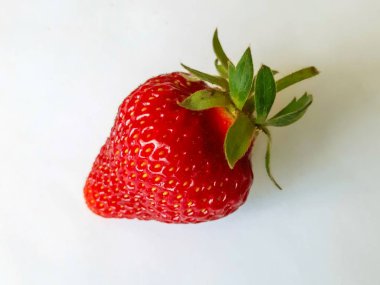 gri arka plan üzerinde kırmızı çilek, gıda