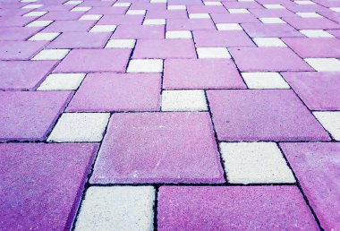 Caddenin zeminüzerinde gri ve pembe desenli kaldırım fayans Doku. Perspektif görünümü. Çimento tuğla kare taş zemin arka plan. Beton kaldırım levha kaldırım taşı. Kaldırım kaldırım deseni.