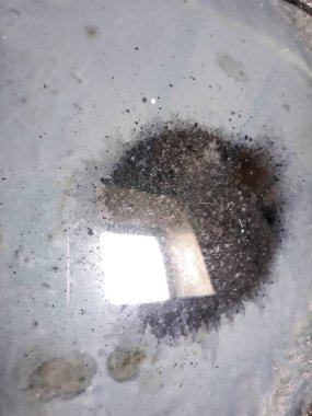 Kırık bilgisayar monitörü, ekranda spot ile eski Tv.