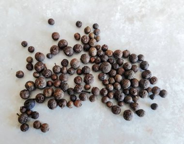 Mermer arka plan üzerinde karabiber yakın çekim görüntüsü. Yukarıdaki görünüm.