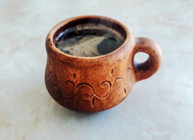 Restoranda mermer masada bir fincan kahve. Kahve dükkanında sıcak içecek. Etno tarzıkil fincan. Buğulama fincan kahve.