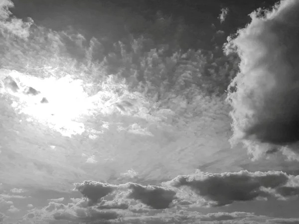 Czarno Białe Tło Niebo Białymi Chmurami — Zdjęcie stockowe