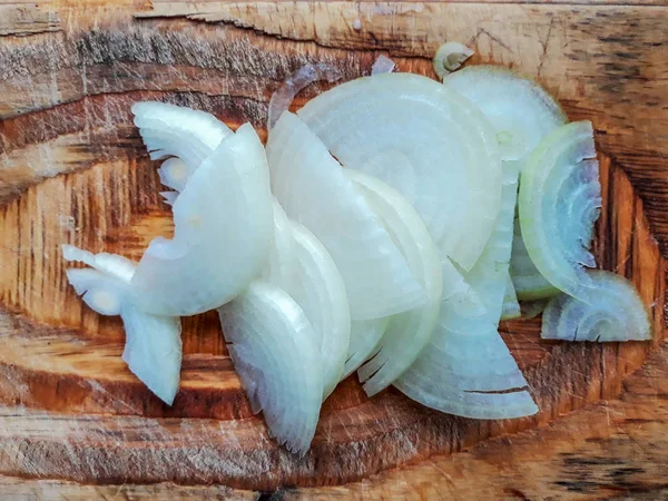 Scheiben Geschnittene Frische Zwiebeln Auf Holzschneidebrett Schritt Für Schritt Kochen — Stockfoto