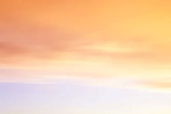 Fundo Gradiente Céu Azul Com Nuvens Amarelas Desfoque Intencional Movimento — Fotografia de Stock