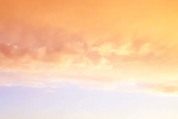 Fundo Céu Azul Com Nuvens Amarelas — Fotografia de Stock