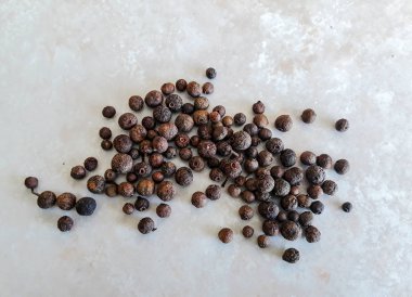 Mermer arka plan üzerinde karabiber yakın çekim görüntüsü. Yukarıdaki görünüm.