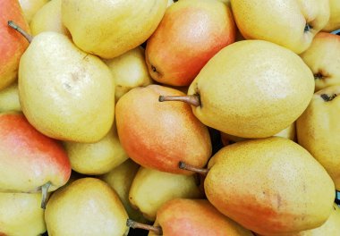 Sarı armut masanın üzerine taze demet. Berry arka plan. Armut Çiftçi Market, Ukrayna. Taze organik meyve.