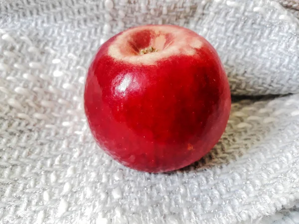 Roter Apfel Auf Grauem Tuch — Stockfoto