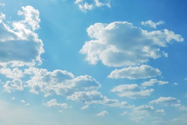 Arkaplan, beyaz bulutlu mavi gökyüzü