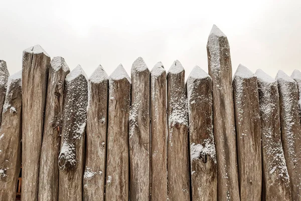Ruwe Grunge Puntige Logs Winter Met Smow Oude Hekwerken Palissade — Stockfoto