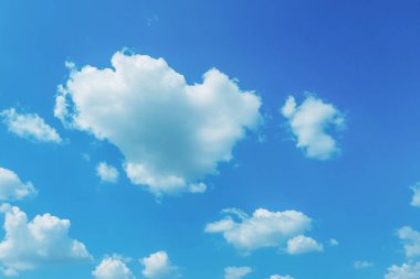 kalp bulutu, arka plan, beyaz bulutlarla mavi gökyüzü