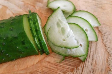 Tahta masada doğranmış yeşil salatalık.