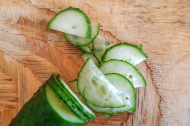 Tahta masada doğranmış yeşil salatalık.