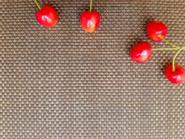 Gri desenli arka planda kırmızı, taze kirazlar. Çiftçi pazarında meyveler. Taze organik meyve.