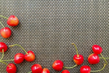 Gri desenli arka planda kırmızı, taze kirazlar. Çiftçi pazarında meyveler. Taze organik meyve.