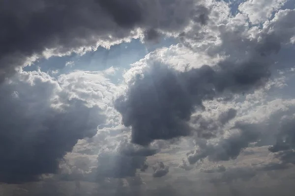 Fundo Céu Azul Com Nuvens Escuras — Fotografia de Stock