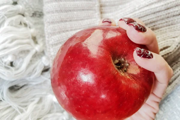 Roter Apfel Auf Tuch Der Hand Eines Mädchens — Stockfoto