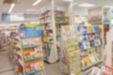 Kitap mağazaları kitap rafa bulanık sahne