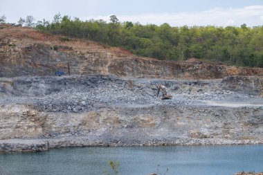 Bir sürü makinenin çalıştığı açık maden ocağının havadan görünüşü