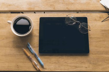 göz cam tablet, kahve fincanı, kalem wooen tablo, iş, eğitim ve teknoloji kavramı