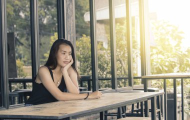 Asyalı kadınlar bir kafede oturuyor