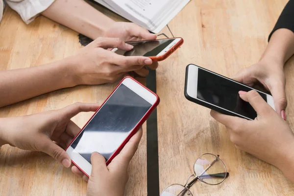 Akıllı telefonlar, sosyal ağ kavramı, teknoloji kavramı ile birlikte eğleniyor arkadaş grubu