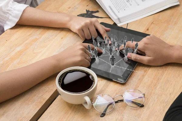 Tablet, teknoloji bağımlılığı kavramı, Closeup eller sosyal ağ ile birlikte eğleniyor arkadaş grubu 