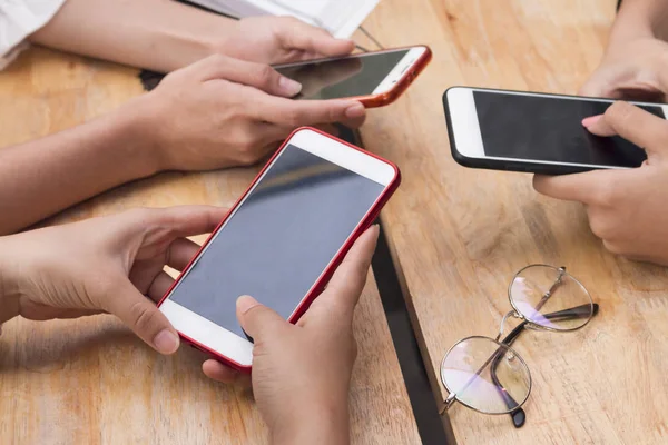 Akıllı telefonlar, cep telefonu ile boş perde, teknoloji ve sosyal ağ kullanan kişiler ile birlikte eğleniyor arkadaş grubu