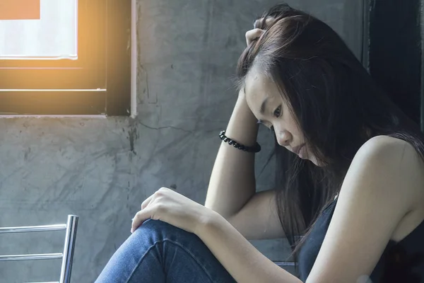 Oturma odasında üzgün kadın