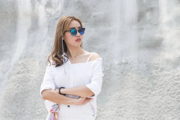 Portrait Adolescent Asiatique Mignon Jeune Femme Portant Des Lunettes Soleil — Photo