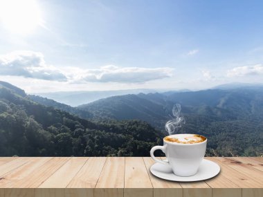 Kahve. Kahve Espresso. Fincan kahve dağ arka plan ile ahşap tahta üzerinde