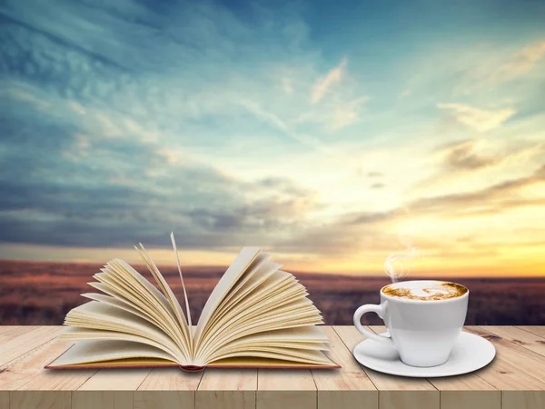 Kahve. Kahve Espresso. Doğa arka plan üzerine açık kitap ile kahve Kupası