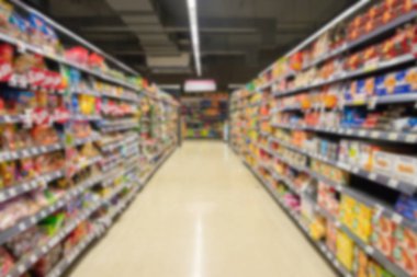 Bulanık görüntü süpermarket koridor ve raflar, iş kavramı