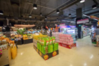 Bulanık görüntü süpermarket koridor ve raflar, iş kavramı